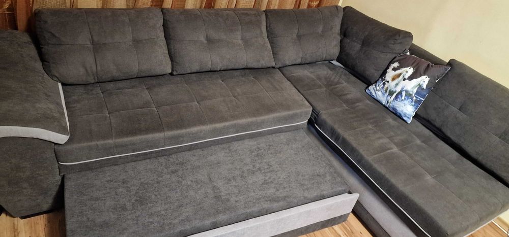 Ъглов диван с екстри.