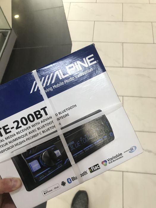 Player auto Alpine UTE-200BT Bluetooth cu microfon apeluri