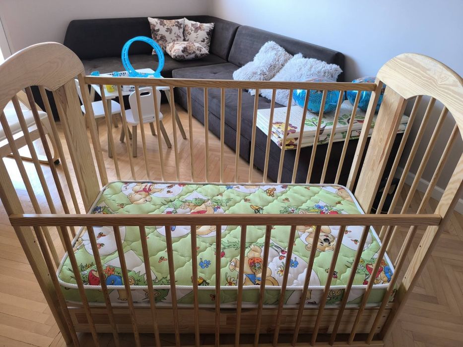 Бебешко креватче от масивно дърво с матрак