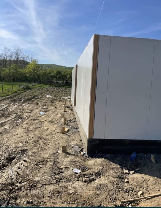 Vand case modulare din structura metalica si panouri sandwichi