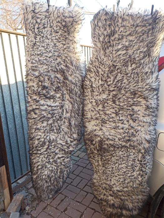 Две меховые накидки (овчина) на сиденья автомобиля.