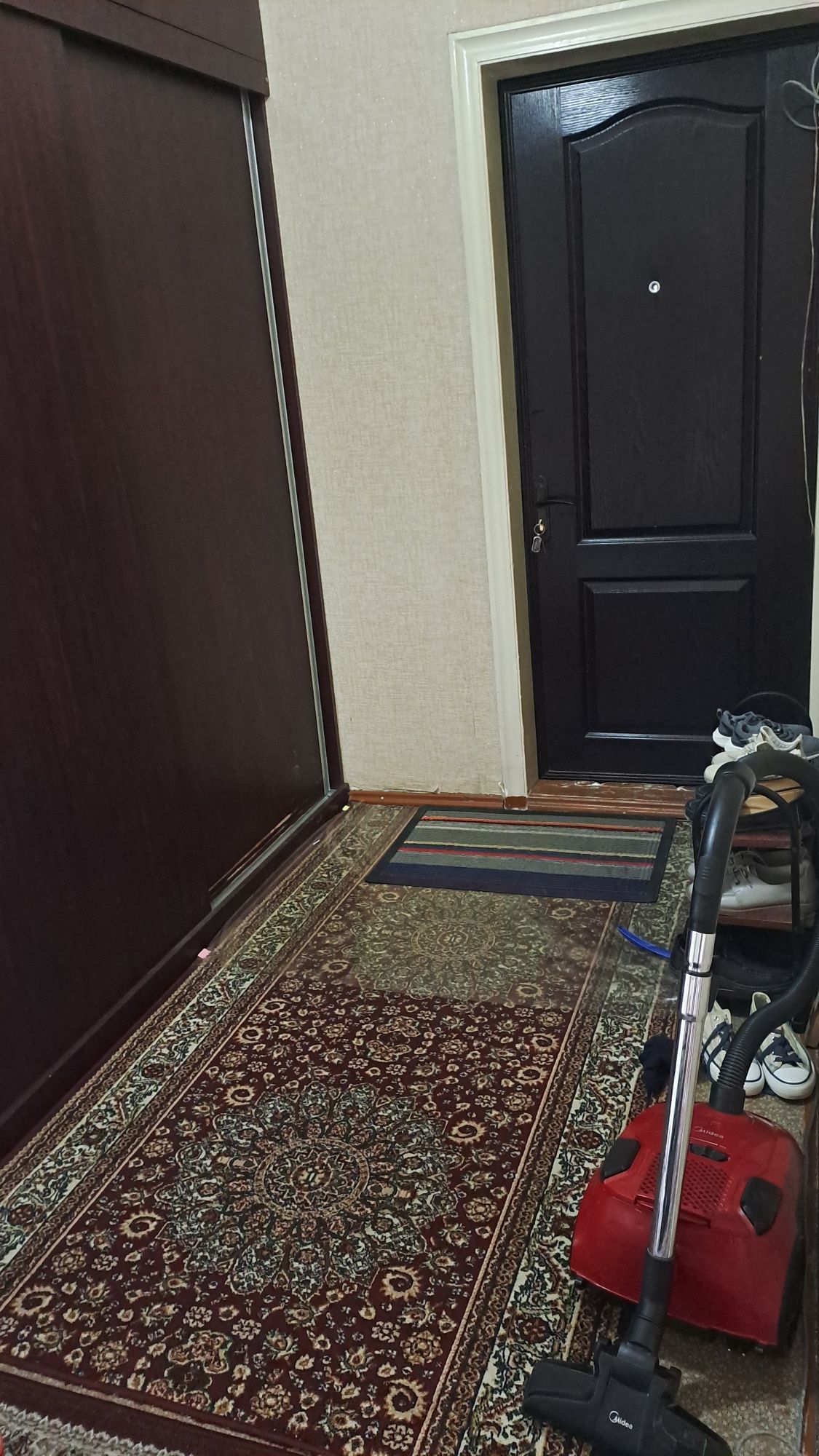 Срочно продам квартиру 2х комнату на Дустлик-1  2/4/5 не торцевой