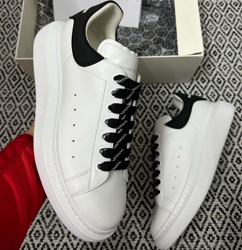 Alexander McQueen,noi in cutie cu toate accesoriile