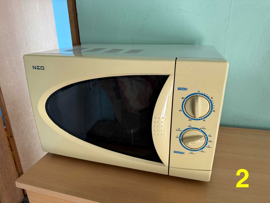 Диван, маса, микровълнова