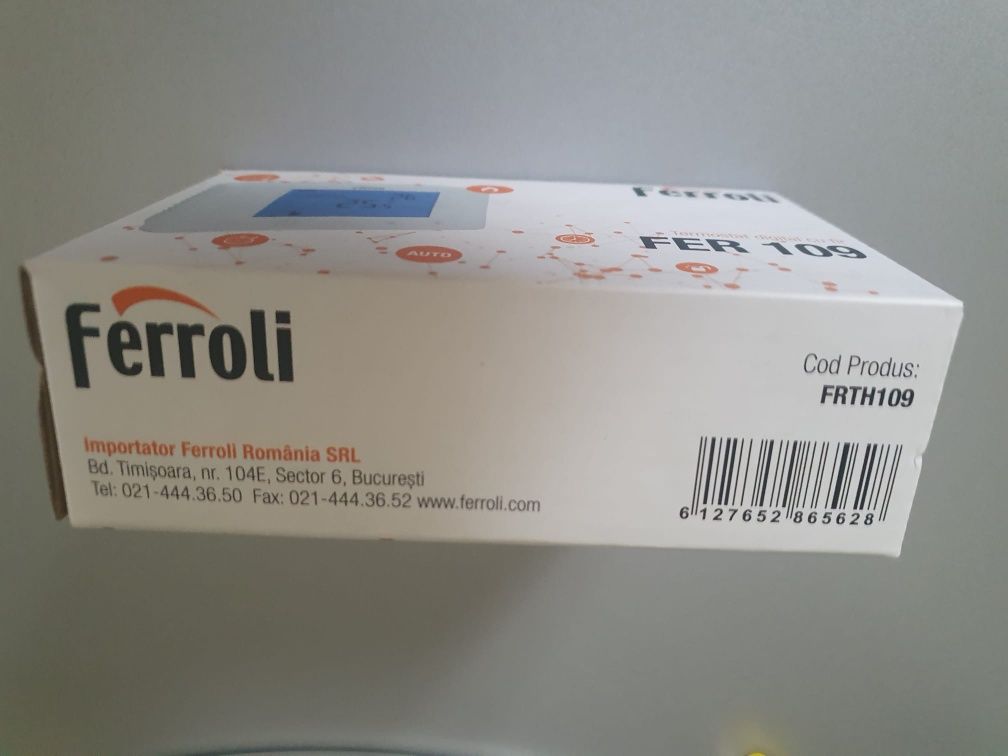 Termostat cu fir. Este nou la cutie