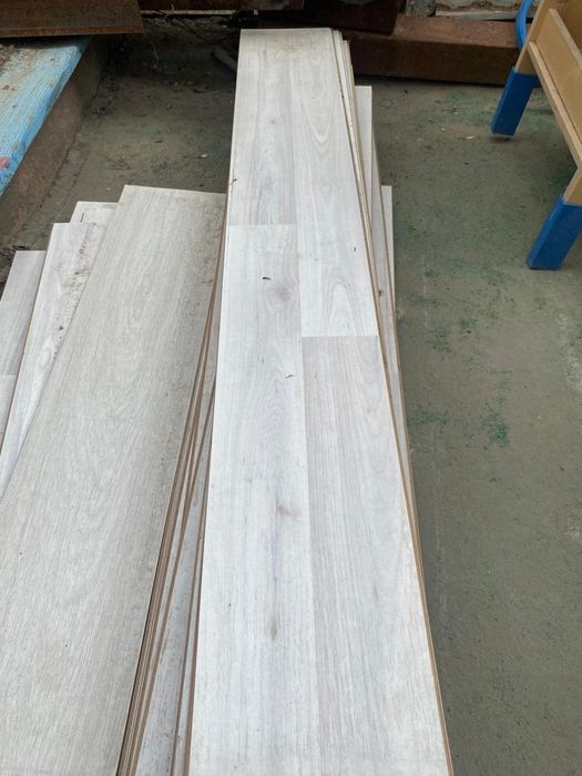 Ламинат продам .