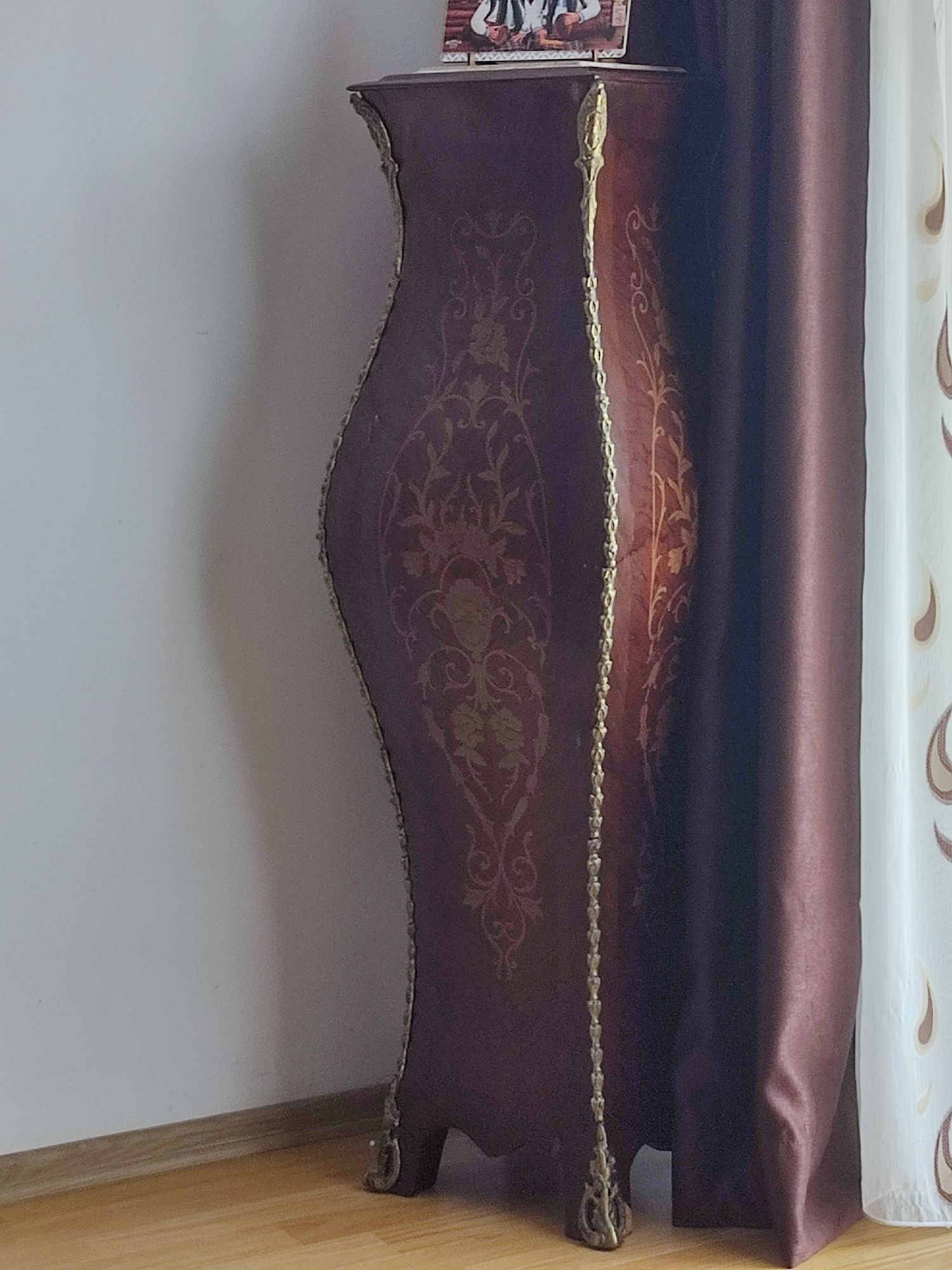 Set Piedestal furnir cu margini  aurite  în stare excelentă