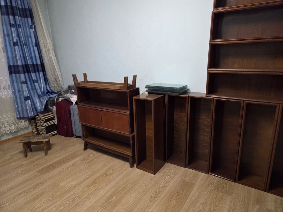 Продам полки .со стеклом