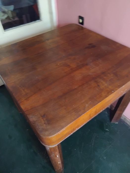 Квадратна кухненска маса