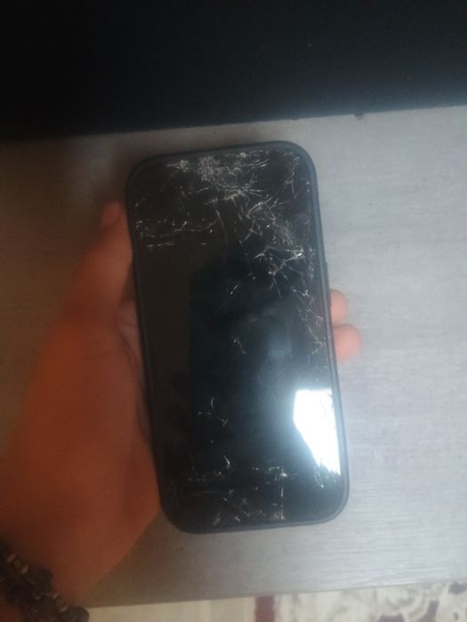 iPhone 15 pentru piese se predă personal