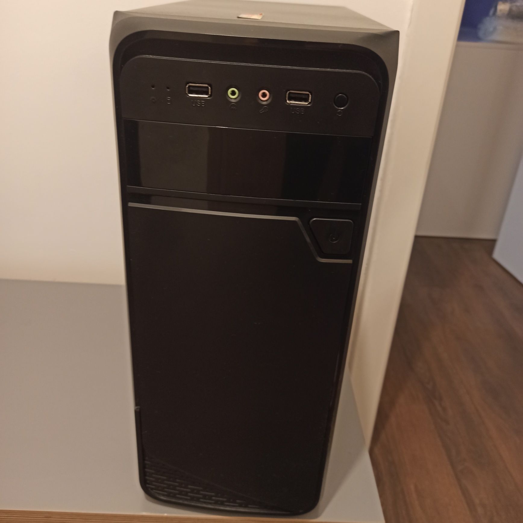 Компютър с кутия и захранване (без HDD)