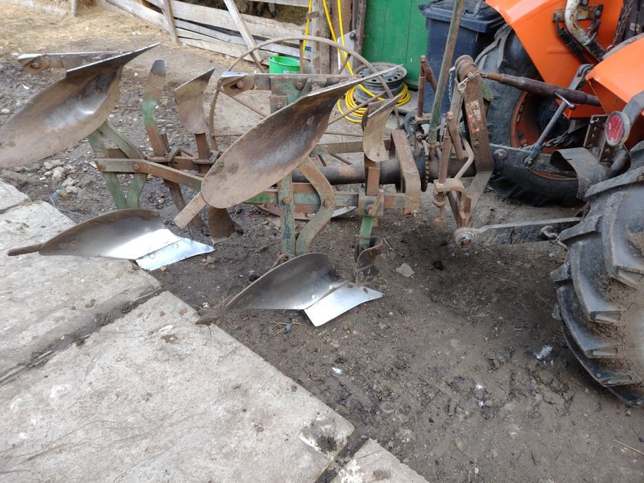 Vând plug reversibil