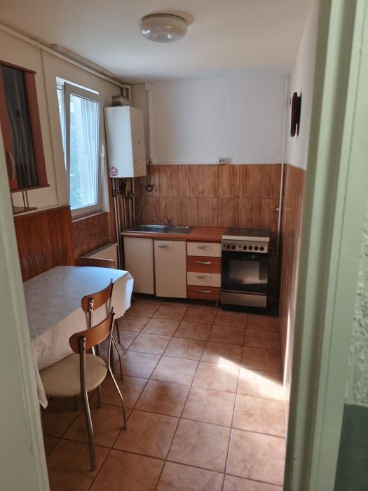 Vând apartament cu 3 camere in Dambu