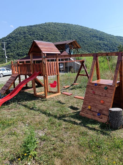 Mese, bănci, spatii de joacă