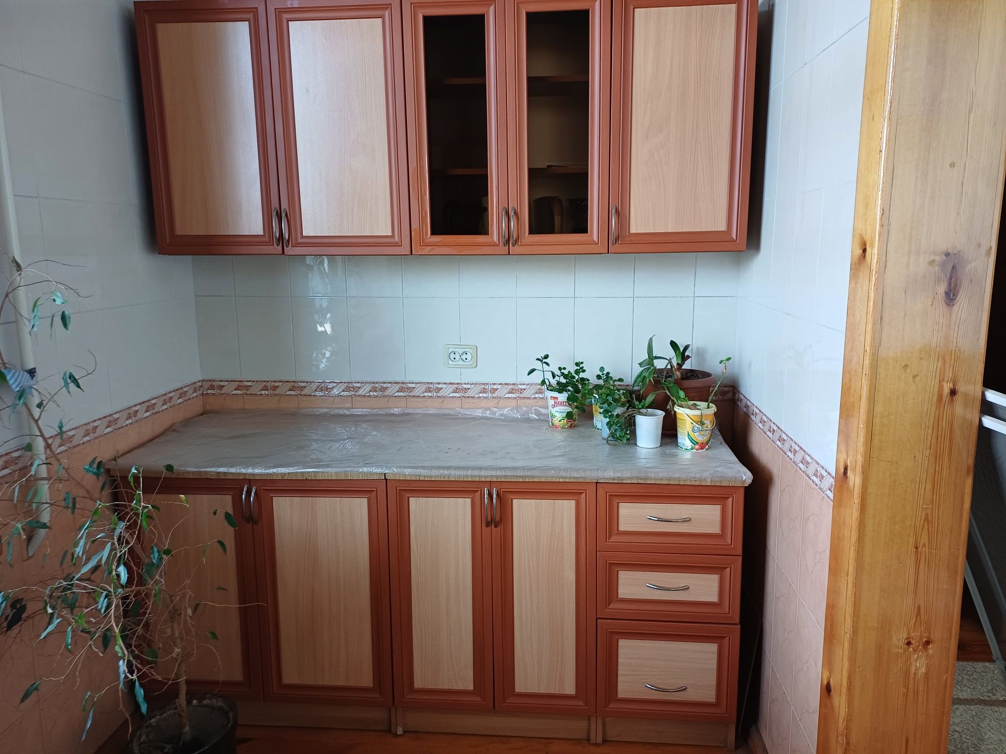 Кухонний мебел сотилади