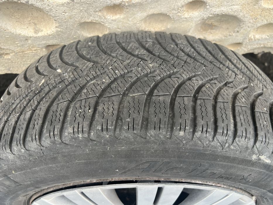 Vând cauciucuri de iarna Michelin 205/60/16