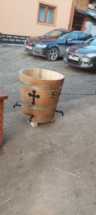 putina cada  apa sfintita