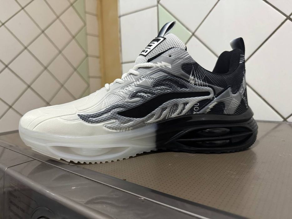 Yangi zamonaviy krossovkalar