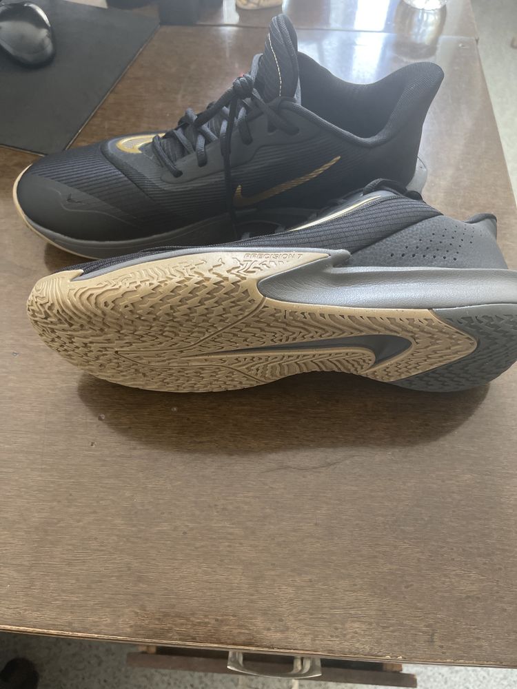 Продавам NIKE FN4322-006