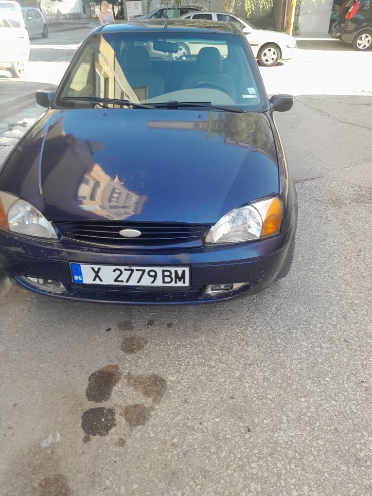 Продавам Форд Фиеста