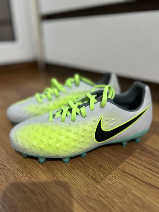 Нови бутонки Nike