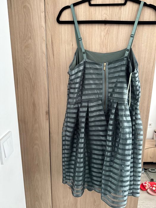 Красива зелена рокля