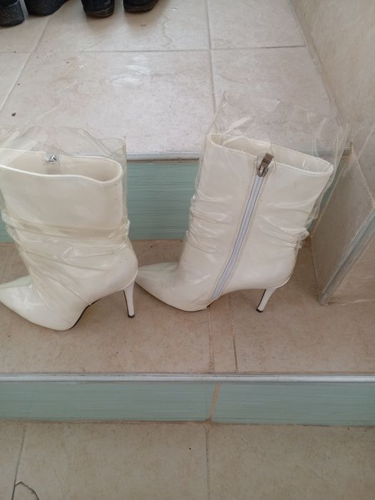 Бели дамски ботуши