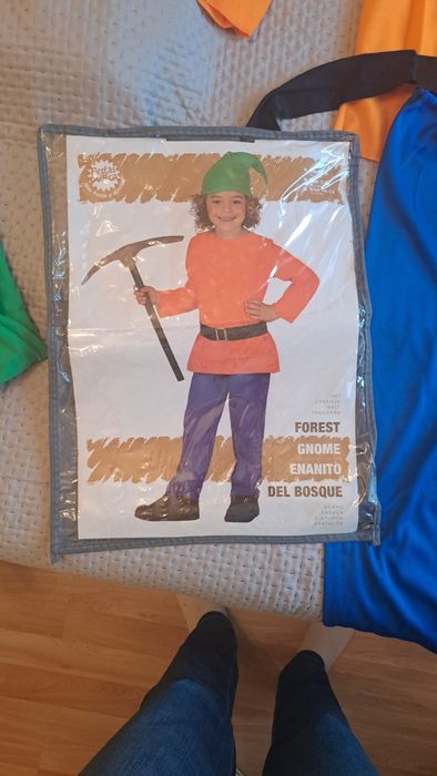 Vând 2 costume pitici, băieți, 5-6 ani , stare impecabila