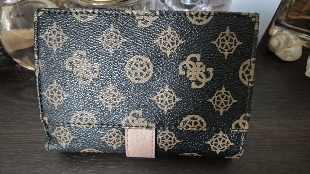 Дамско портмоне Guess