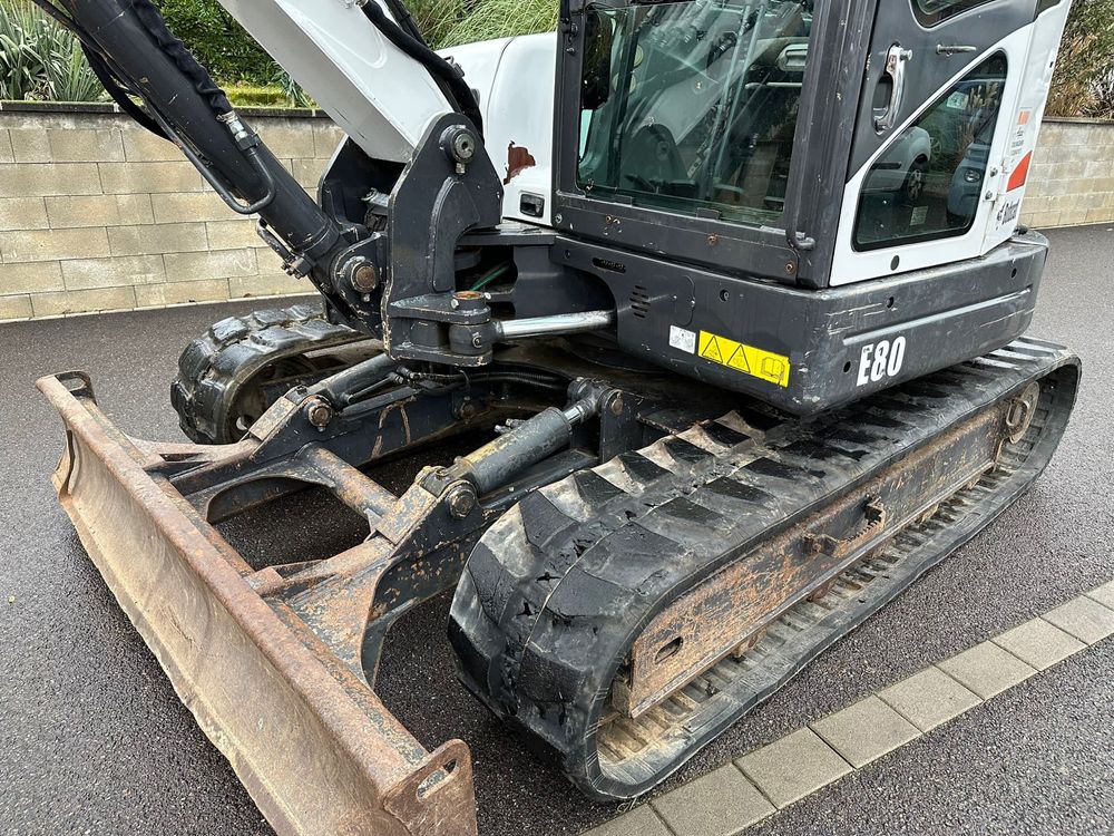 Vand excavator bobcat e8