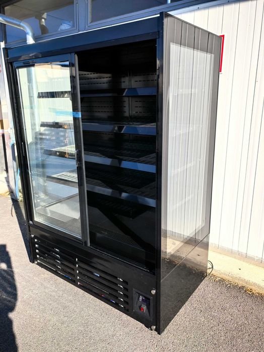 Хладилна витрина вертикална, 700 литра CL -700