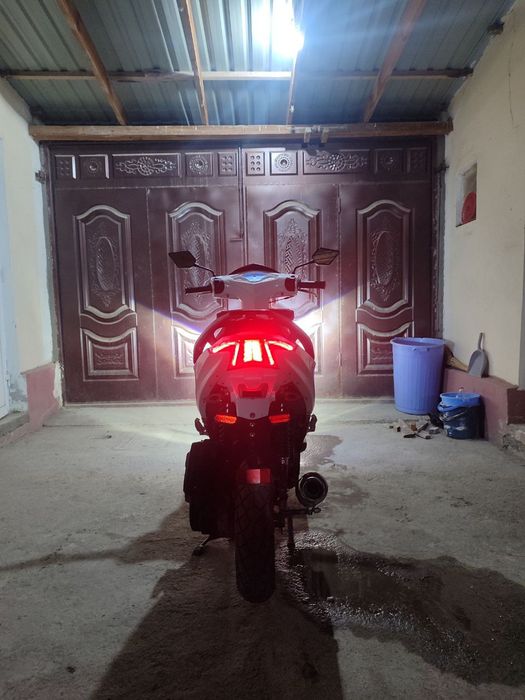 Skuter sotiladi etaloya R1 150 kub benzinlik