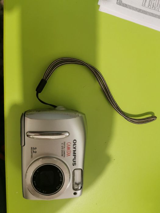 Aparat foto digital Olympus 3.2 megapixeli, puțin folosit
