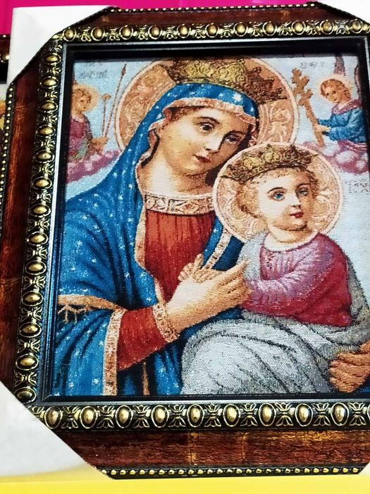 Икони шити в рамка