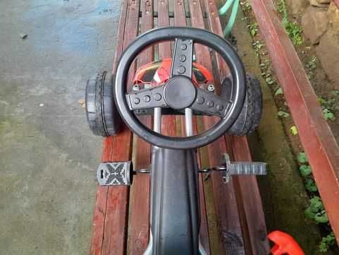 Продавам детска количка с педали \неразличима от нова/