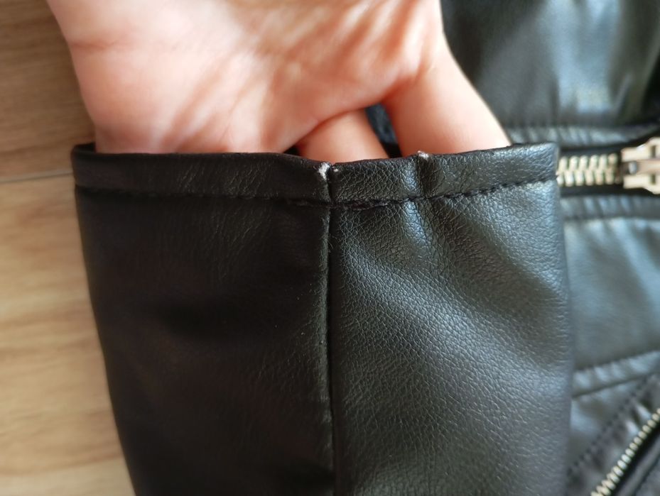 Късо кожено яке pull and bear, XS размер с леки забележки