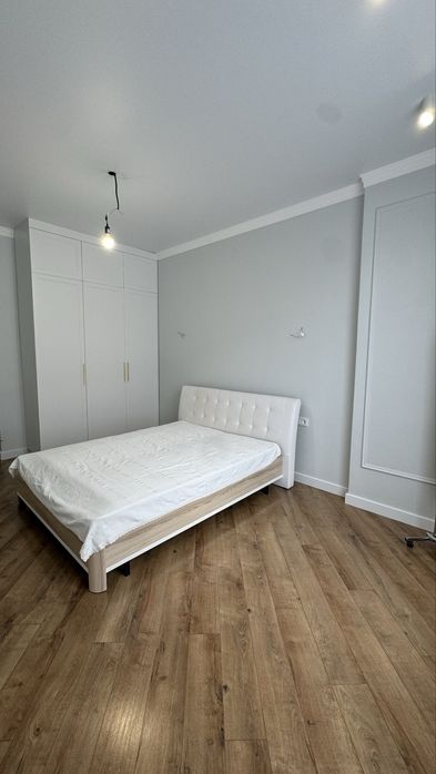 Продам  кожаную кроват 200х160 + в подарок матрас.