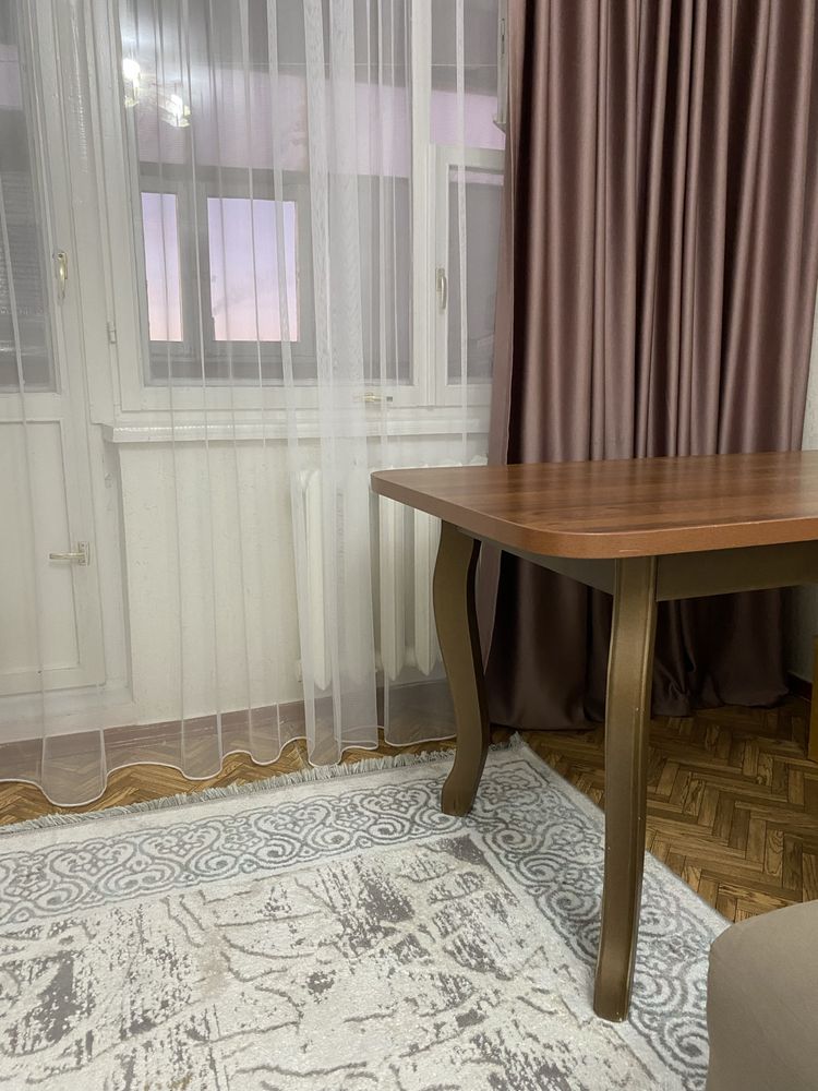 Продам гостевой стол и 4 стула