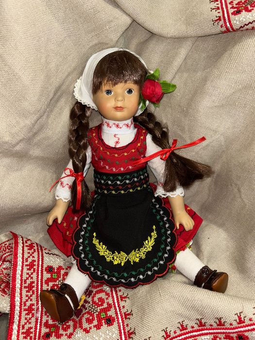 Кукла с бродирана носия