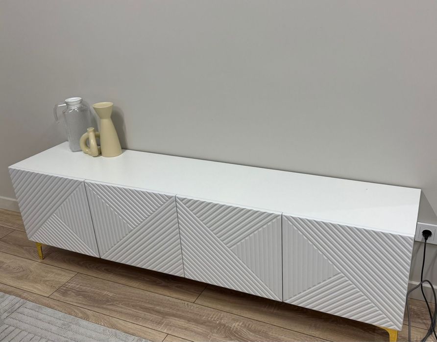 Продам TV тумбу в сборе.