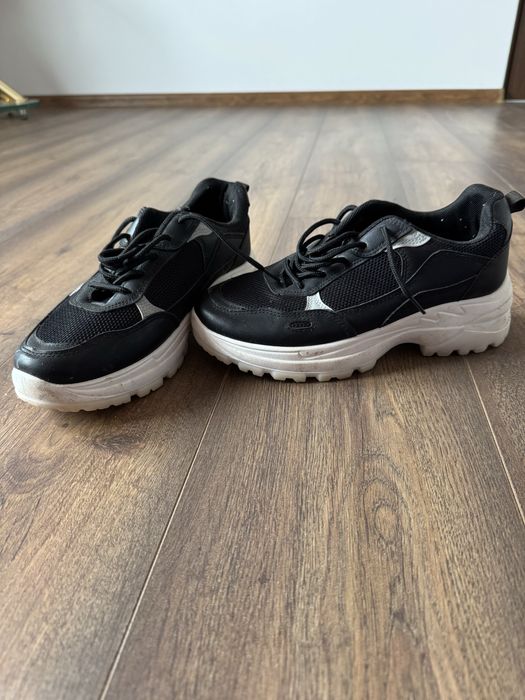 Adidasi in stare buna