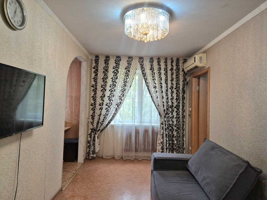 Продам  2-комн квартиру студию  на пр Металлургов ,
