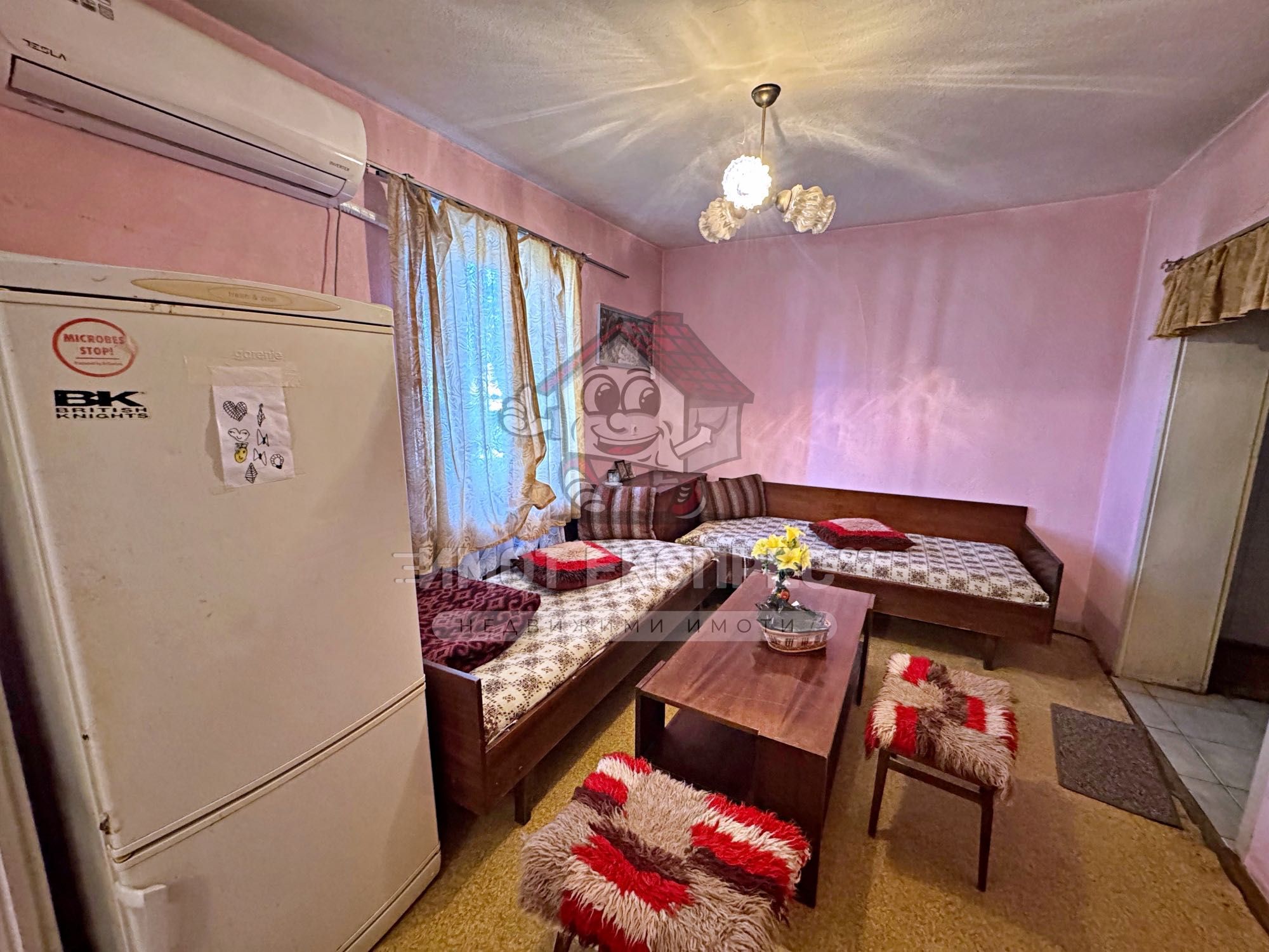 Самостоятелна къща, с двор, 156кв.м, с три спални, кв.Изток