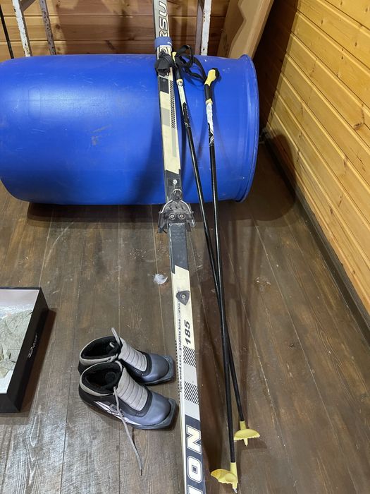 Продам лыжи с теплыми ботинками 38 размер ,палки .