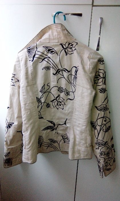 Дамско дънково яке, размер 36, в перфектно състояние, износени детайли