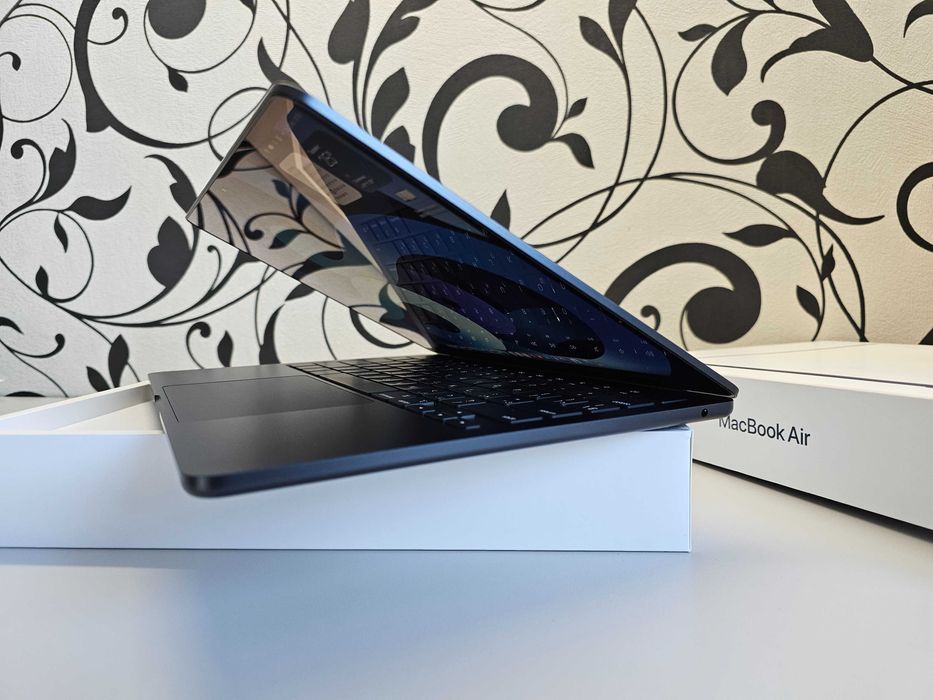 ПРОДАМ Macbook Air 13" inch M4 (16GB/256GB). Практический НОВОЕ 100%