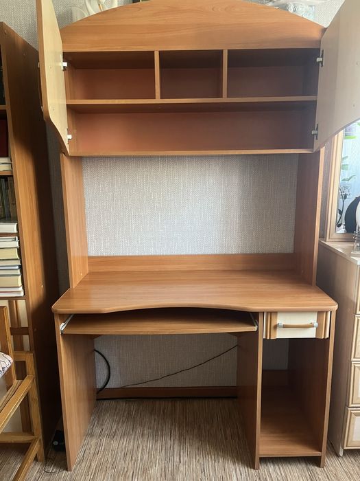 Компьютерный стол и шкафы