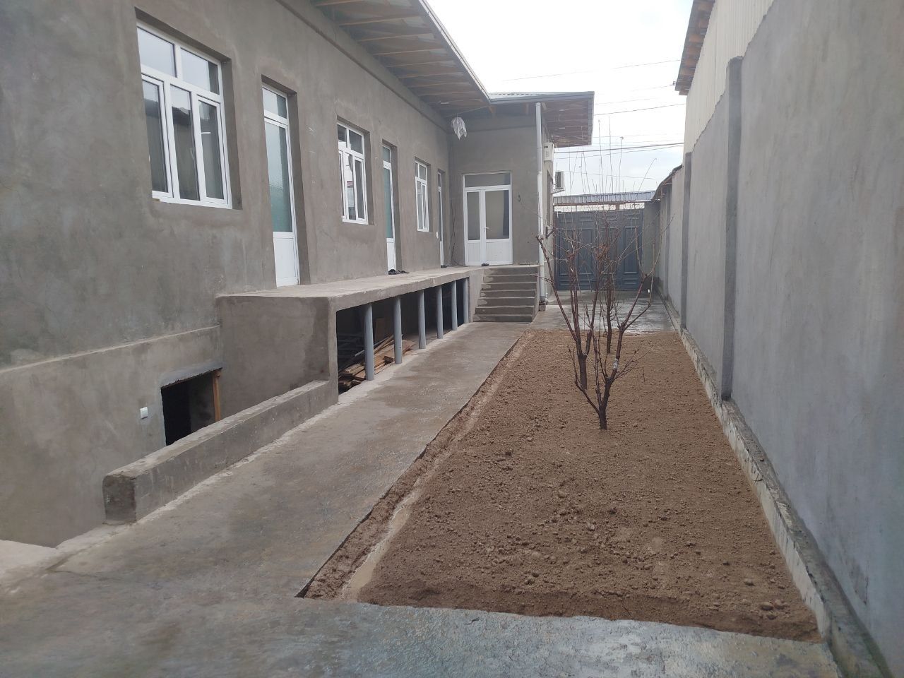 Uy xovli sotiladi