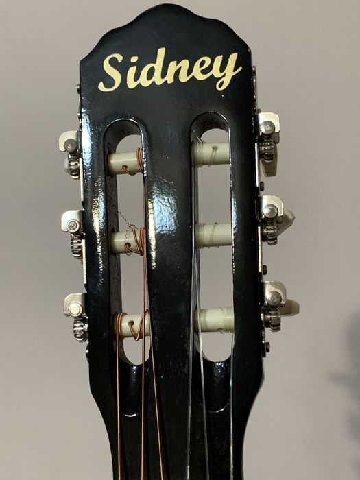 Продается гитата Sidney