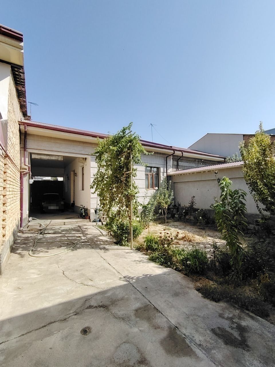 Toshkent tumani kirovda 4 sotix 5 hona uy sotiladi